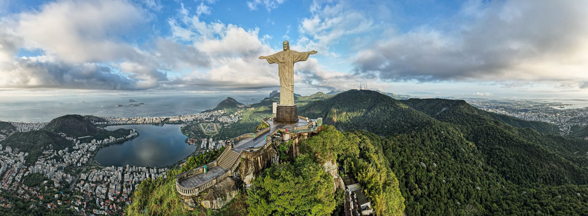 Vista aérea do Cristo Redentor e da cidade do Rio de Janeiro