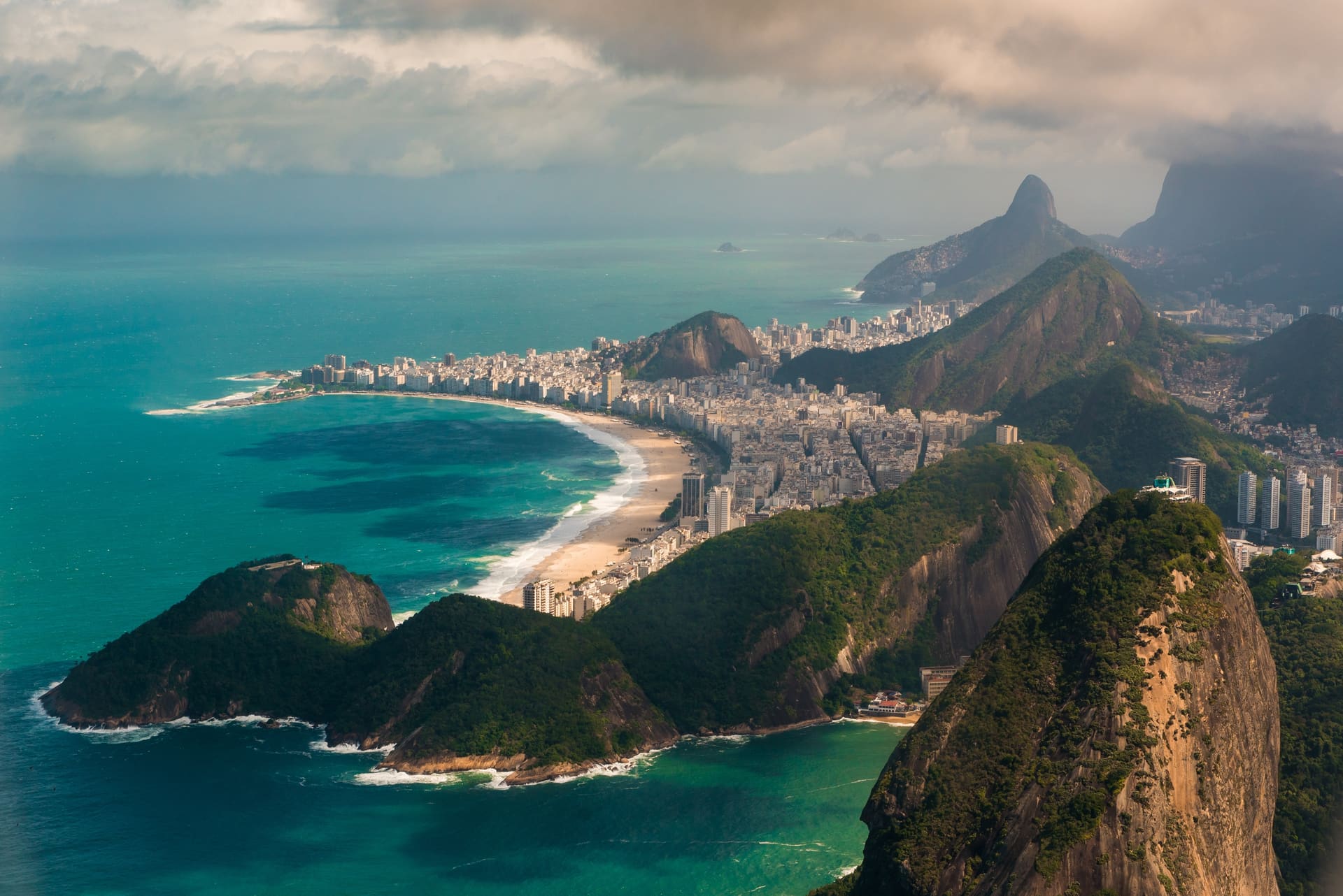 Helicóptero da VOE RJ sobrevoando a paisagem do Rio de Janeiro